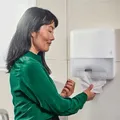 Weiteres Produktbild Papiertücher „Xpress Multifold“, weiß mit Blättermuster, 2-lagig, System H2, Premium, TORK 100889