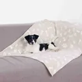 Weiteres Produktbild Plüschdecke KENNY, beige mit Würfeln und Pfoten 100 x 75 cm