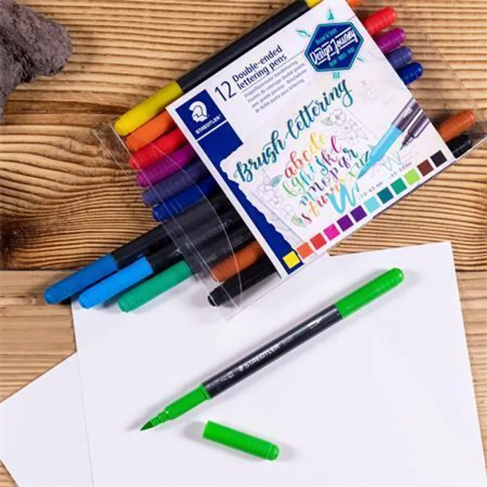 Hauptproduktbild Štětcové fixy "Brush letter Duo", sada, 12 barev, 0,5-0,8/1,0-6,0 mm, oboustranné, STAEDTL